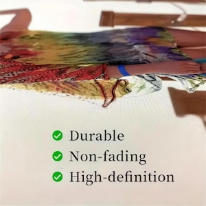 Pu&ograve; includere: Un capo colorato e fantasia con tonalit&agrave; rosse, gialle, verdi e viola. L'immagine include le parole "Durable", "Non-fading" e "High-definition" in testo nero con segni di spunta verdi.