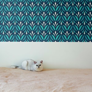Blaugrüne Art-Deco-Tapete mit geometrischem, symmetrischem, floralem Retro-Motiv • Abziehen und Aufkleben *selbstklebend* oder nicht geklebte Vinylmaterialien •