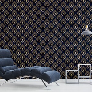 Pode incluir: Uma chaise longue azul escura com uma estrutura prateada fica em frente a uma parede com um papel de parede de padr&atilde;o geom&eacute;trico dourado e preto. Duas pequenas mesas de apoio prateadas ficam em primeiro plano.