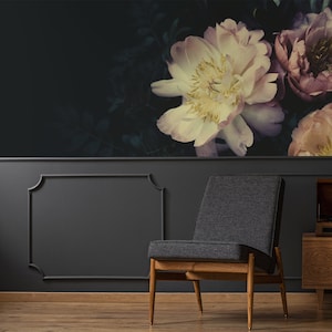 Tapete mit Vintage-Pfingstrosen auf dunklem Hintergrund || Blumenwandbild abziehen und aufkleben