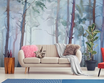 Könnte beinhalten: Ein hellgraues Sofa mit einem rosa Kissen und einer grauen Decke. Eine Katze liegt auf dem Sofa. Das Sofa steht vor einer Wand mit einem Aquarellbild eines Waldes. Ein kleiner Holztisch mit zwei Gläsern steht links vom Sofa. Eine Topfpflanze steht rechts vom Sofa.