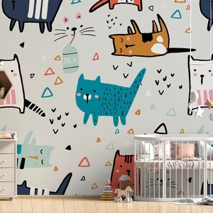 Wit behang met kleurrijke cartoonkatten || Voor kinderen, zelfklevend, verwijderbaar en plakbaar fotobehang