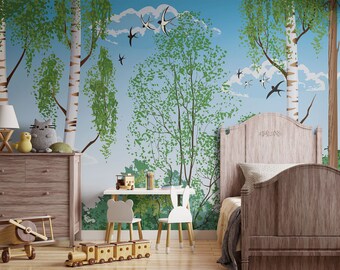 Könnte beinhalten: Ein Kinderzimmer mit einer hellblauen und grünen Tapete mit Birken und Vögeln. Der Raum hat ein Holzbett, eine Kommode, einen Schreibtisch mit zwei Stühlen und ein Spielzeugflugzeug.