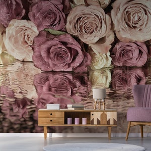 Papier peint avec des roses roses et leur reflet dans l'eau || papier peint floral à décoller et à coller