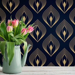 Pode incluir: Um buqu&ecirc; de tulipas cor-de-rosa num jarro azul claro sobre um fundo azul escuro com um padr&atilde;o geom&eacute;trico dourado.