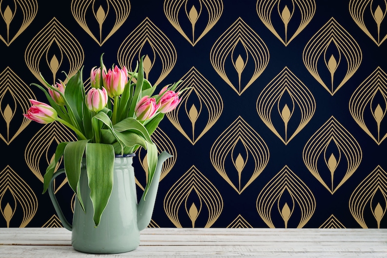 Pode incluir: Um buqu&ecirc; de tulipas cor-de-rosa num jarro azul claro sobre um fundo azul escuro com um padr&atilde;o geom&eacute;trico dourado.