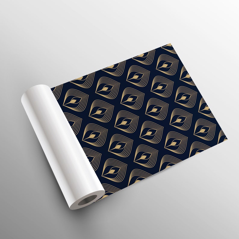 Pode incluir: Um rolo de papel de embrulho com um padr&atilde;o repetitivo de formas geom&eacute;tricas douradas sobre um fundo azul escuro.