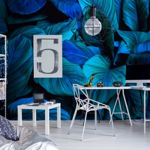 Carta da parati esotica con foglie blu scuro | murale botanico autoadesivo, stacca e incolla