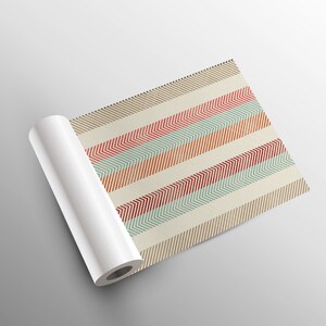 Puede incluir: Un rollo de tela beige con un patr&oacute;n repetido de rayas de chevron marrones, rojas, naranjas y azules.