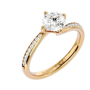 Luxueuse bague Solitaire avec Pavè en or jaune 18 carats avec diamant naturel central de 1,0 carat et diamants latéraux de 0,17 col E Oui