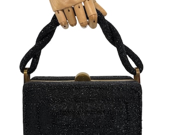 Sac à main vintage Fre-Mor Creation des années 1940-1950, pochette structurée en perles de verre noires avec anse torsadée.