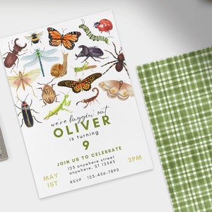 Könnte beinhalten: Ein grün-weiß karierter Hintergrund mit einer weißen Einladungskarte darauf. Die Einladungskarte zeigt eine Aquarell-Illustration verschiedener Insekten und den Text "we're buggin' out OLIVER is turning 9 JOIN US TO CELEBRATE MAY 1ST RSVP 123-456-7890 2PM".