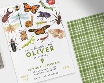 Könnte beinhalten: Ein grün-weiß karierter Hintergrund mit einer weißen Einladungskarte darauf. Die Einladungskarte zeigt eine Aquarell-Illustration verschiedener Insekten und den Text "we're buggin' out OLIVER is turning 9 JOIN US TO CELEBRATE MAY 1ST RSVP 123-456-7890 2PM".