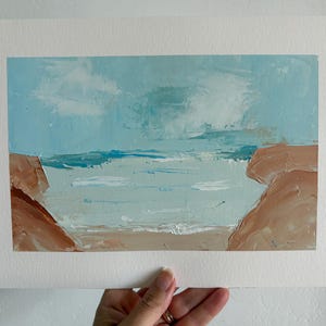 Paesaggio astratto di sabbia e mare, toni caldi, oceano, onde, sole, olio originale dipinto a mano su carta dall'artista