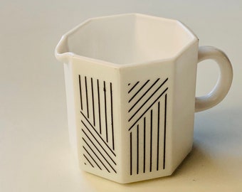 Klasyczny biały dzbanek do mleka Arcoroc Octime z czarnym paskiem, wyprodukowany we Francji, pasujący do czarno-białej ośmiokątnej zastawy stołowej