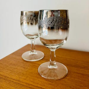 Vintage Mercury Fade Wine Glass Set, Two Silver Ombre Wine Glasses, Lustreware embellished with leaves, MCM Glassware Aperitifs Wine