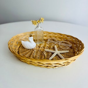 Vintage Wicker Tray, round woven serving tray, for trinkets, bread, boho decor, farmhouse decor