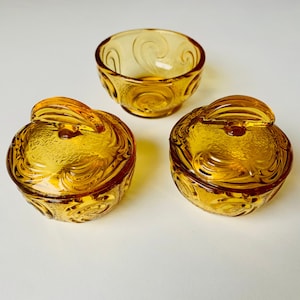 Vintage Art Deco Bagley Glass Rutland Muster Amber Dresser Pieces, Glasschmuckset, 1930er Jahre Drei Trinket Dishes Behälter Zwei mit Deckeln