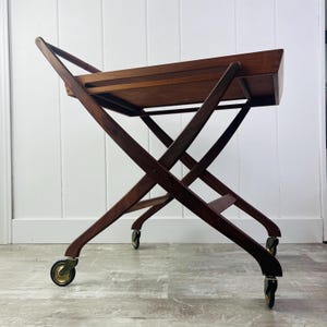 Wózek barowy składany z drewna tekowego z lat 60. XX wieku, zaprojektowany przez Svenda Aage Madsena dla Illums Bolhigus, koła mosiężne, styl Mid Century Modern