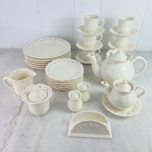 Vintage 33-teiliges Skye McGhie Cream Lace Geschirr, komplettes Geschirr plus zwei Teekannen, Salz, Pfeffer, Serviettenhalter für Küchendekoration