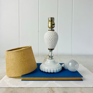 Vintage Art Deco design Hobnail Milk Glass Table Lamp Fenton White Retro Accent Lighting Mid Century Home Decor Vintag Boudoir Lamp Gift