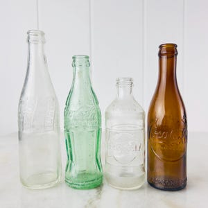 Juego de 4 botellas de refresco vintage, marcas de refrescos de los años 1940 a 1980: Coca Cola, Coke Anniversary y Pepsi Wave, para bar, hogar, decoración, coleccionables y regalos.
