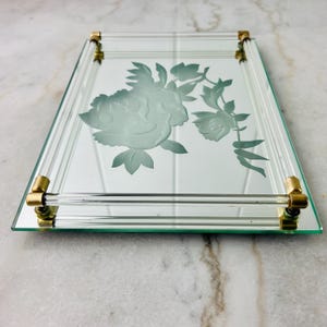 Vintage Art Deco-barbricka med spegel, rosmönster i slipat glas, stänger i Lucite