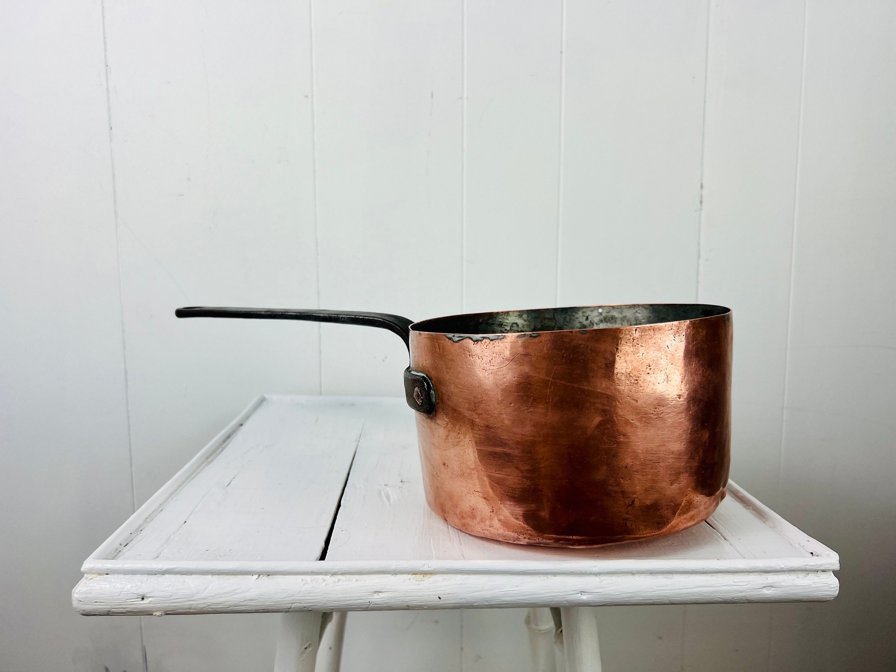 pot en cuivre antique avec longue poignée, grand, forgé à la main, pour feu ouvert et four bois, cuisine rustique, de campagne, décor ferme