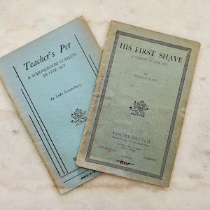 Könnte beinhalten: Zwei antike Theaterstücke, eines mit dem Titel "Teacher's Pet" und das andere "His First Shave." Beide werden von Samuel French, einem bekannten Theaterverlag, herausgegeben.