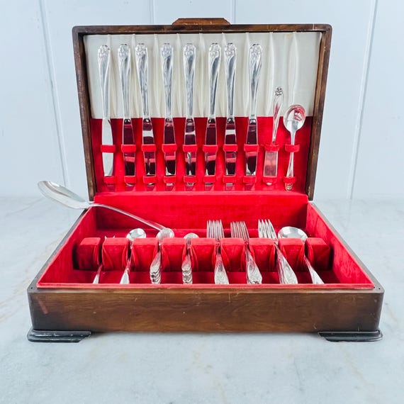 46-piece 1847 Rogers Bros Daffodil Silverware Set, Silverplate