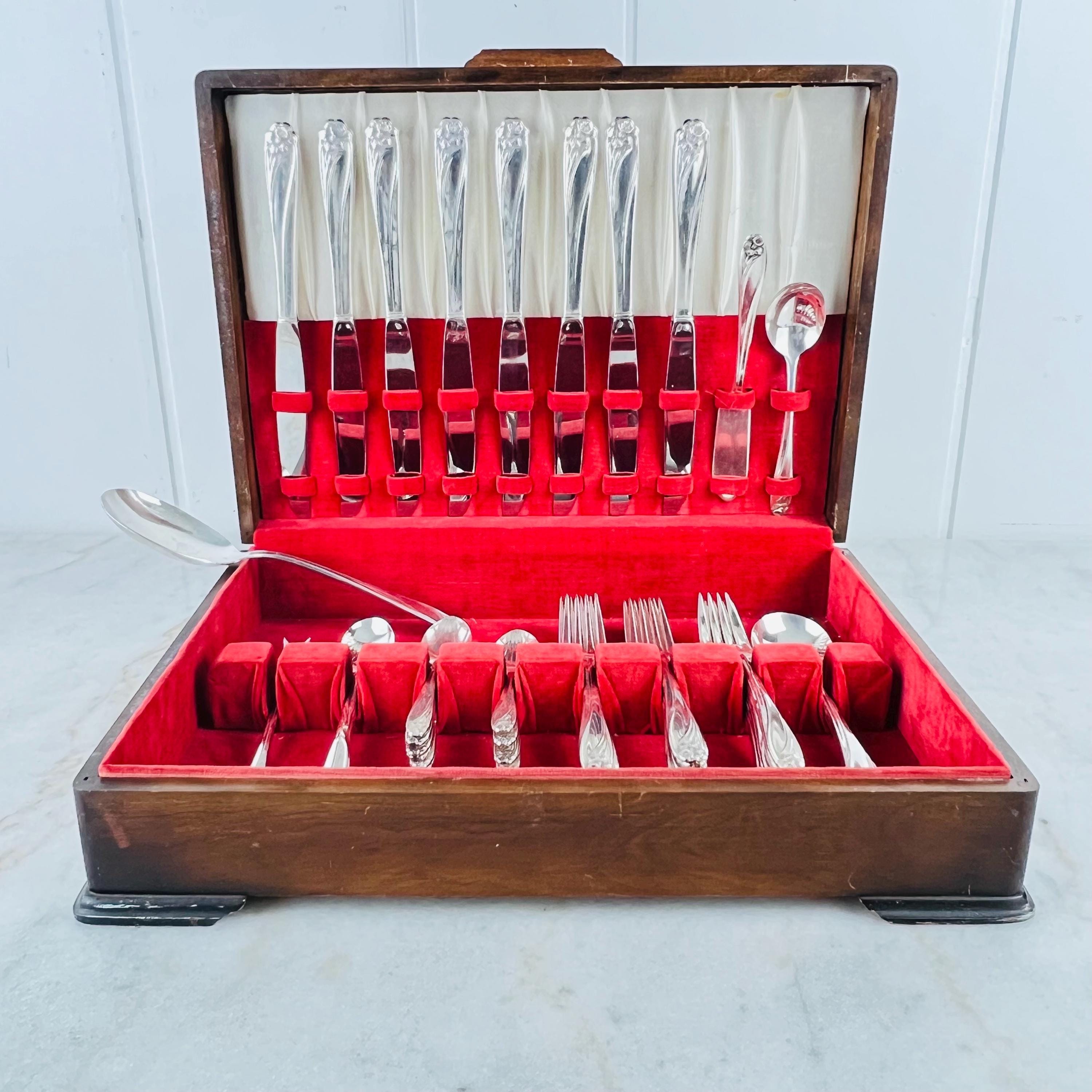 46-piece 1847 Rogers Bros Daffodil Silverware Set