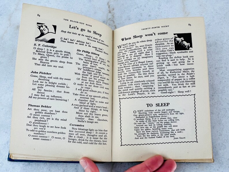Peut inclure: Un livre vintage intitul&eacute; "The Black-Out Book" avec une page ouverte sur une section intitul&eacute;e "Let's Go to Sleep". La page pr&eacute;sente plusieurs po&egrave;mes sur le sommeil, dont un de S.T. Coleridge, Sir Philip Sidney, John Fletcher, Thomas Dekker et un po&egrave;me intitul&eacute; "To Sleep" de John Keats.