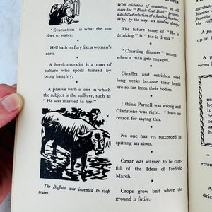 Peut inclure: Une illustration en noir et blanc d'un buffle sur un fond blanc. Le texte "The Buffalo was invented to stop trains." est sous l'illustration.