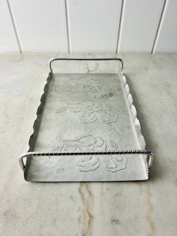 Vintage Craft Studios Tray, Retro Serving Tray, MCM Aluminum Tray Hand  Wrought, Made in Canada, 1950s Embossed With Pansies, Aluminium Tray 