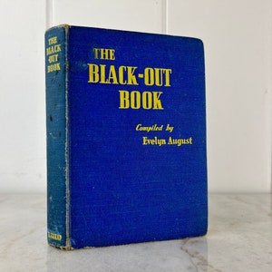 Peut inclure: Un livre reli&eacute; de couleur bleue intitul&eacute; "The Black-Out Book" compil&eacute; par Evelyn August.