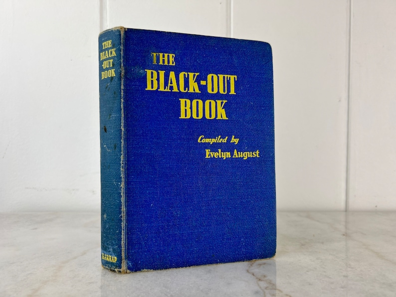 Peut inclure: Un livre reli&eacute; de couleur bleue intitul&eacute; "The Black-Out Book" compil&eacute; par Evelyn August.