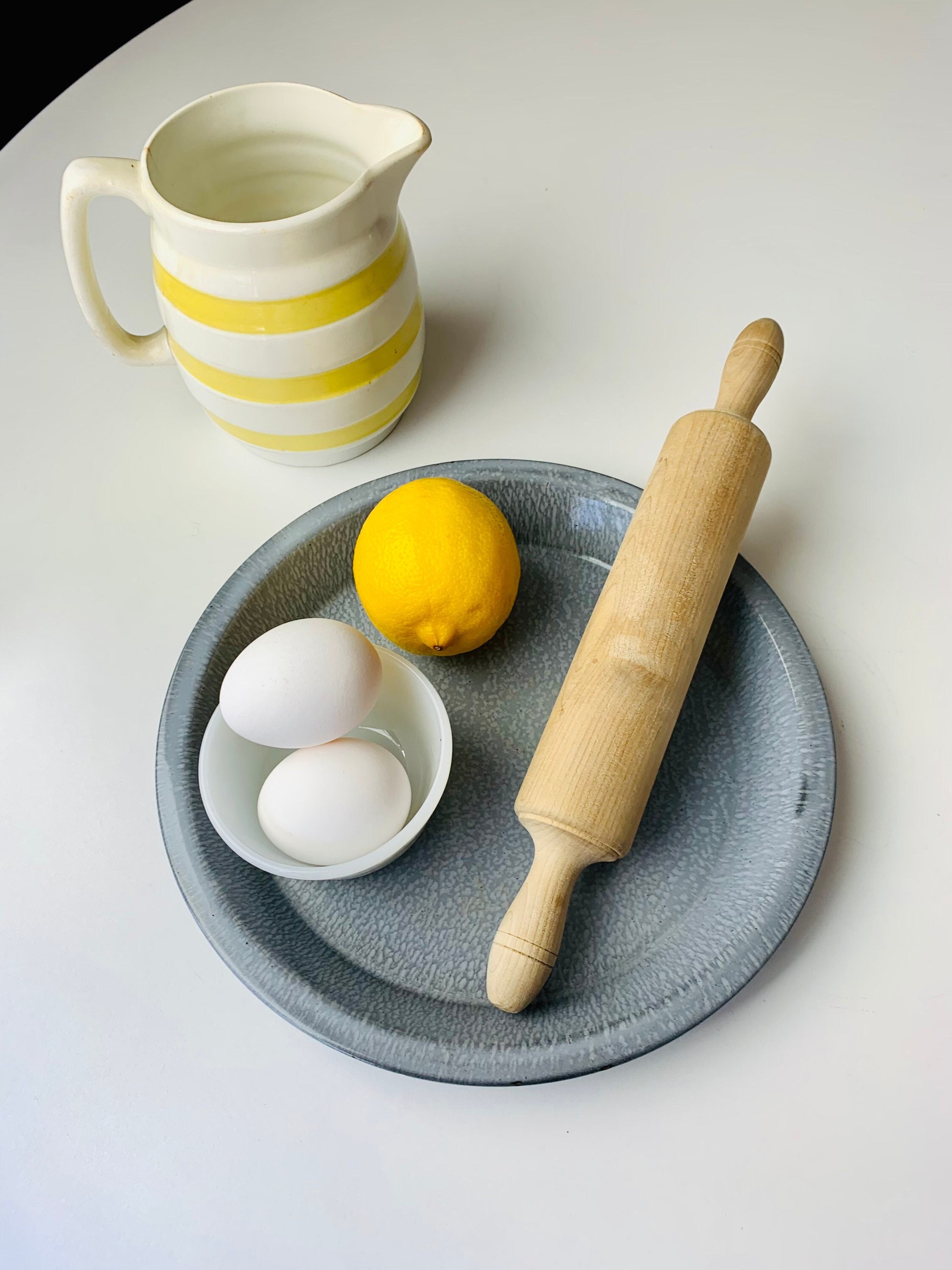 poêle à tarte en granit antique, assiette émail gris, idéal pour afficher dans un décor de cuisine ferme ferme, plaque métal