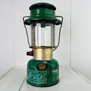 Vintage Coleman Canadian Camping Laterne Modell 321B von 1977 Außenbeleuchtung Grün Metall Klar Glaskugel Geschenk für Naturbursche