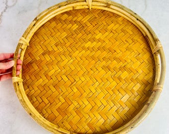 Vintage serveringsbricka i rotting och bambu, bohemisk inredning från mitten av århundradet