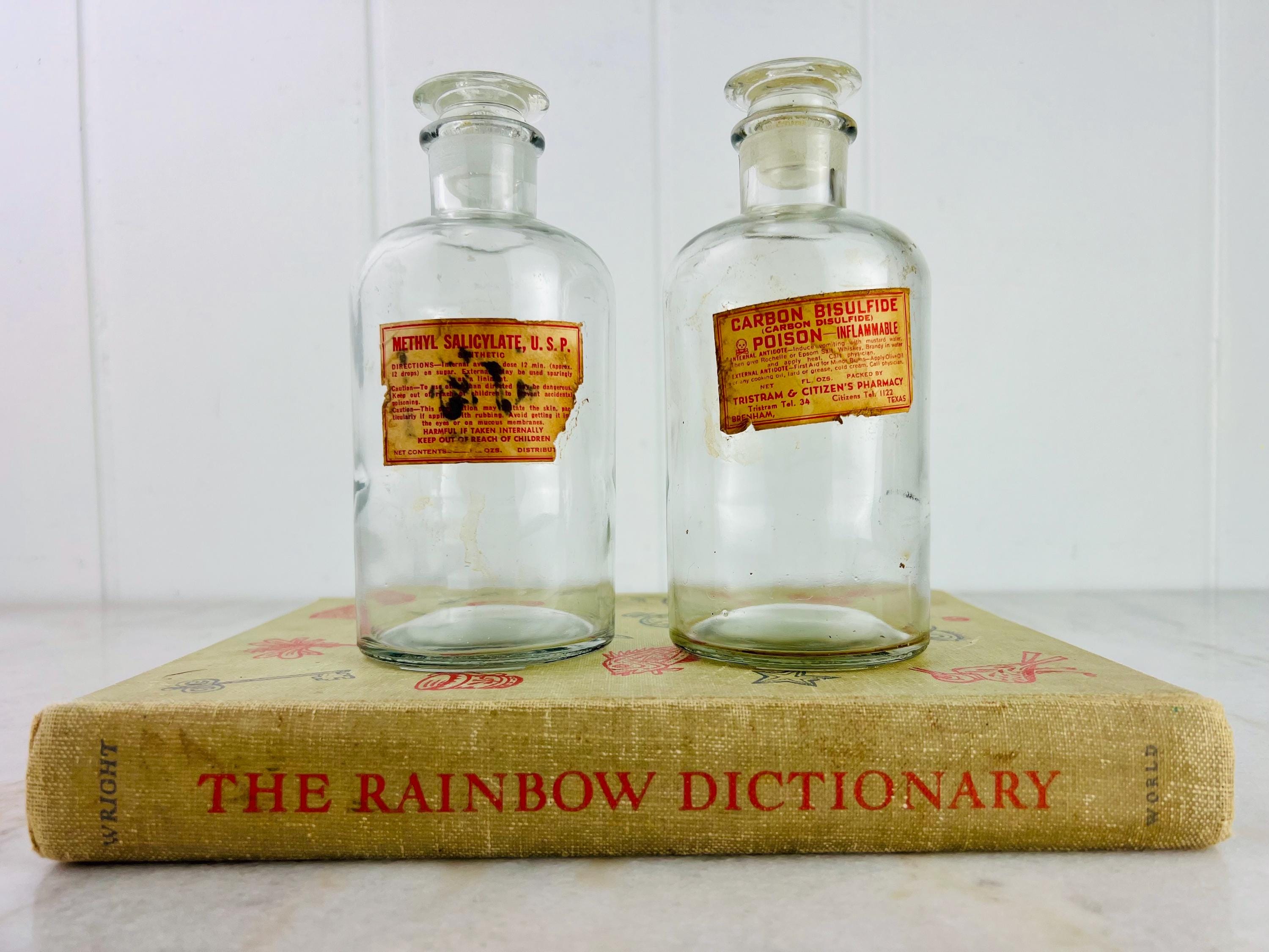 1800 年代のアンティークな薬瓶、ストッパー付き、薬局の瓶、ラベル二