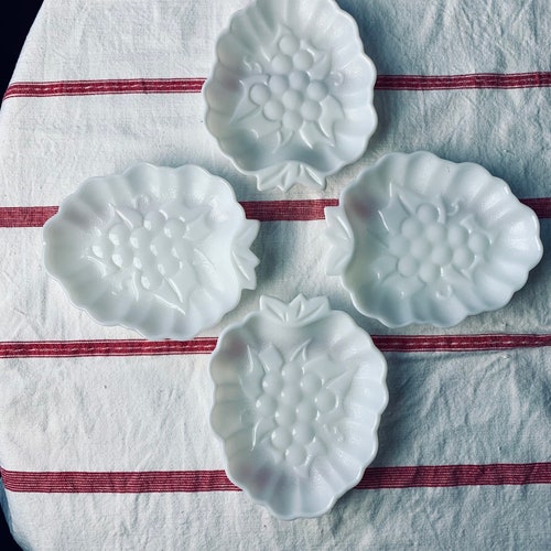 Vintage Hazel Atlas Milk Glass Side Plates Set of 4, Grapes and Leaves, Four Fruit Salad Dishes, for hors d'oeuvres, trinkets nut high quality fruit dish