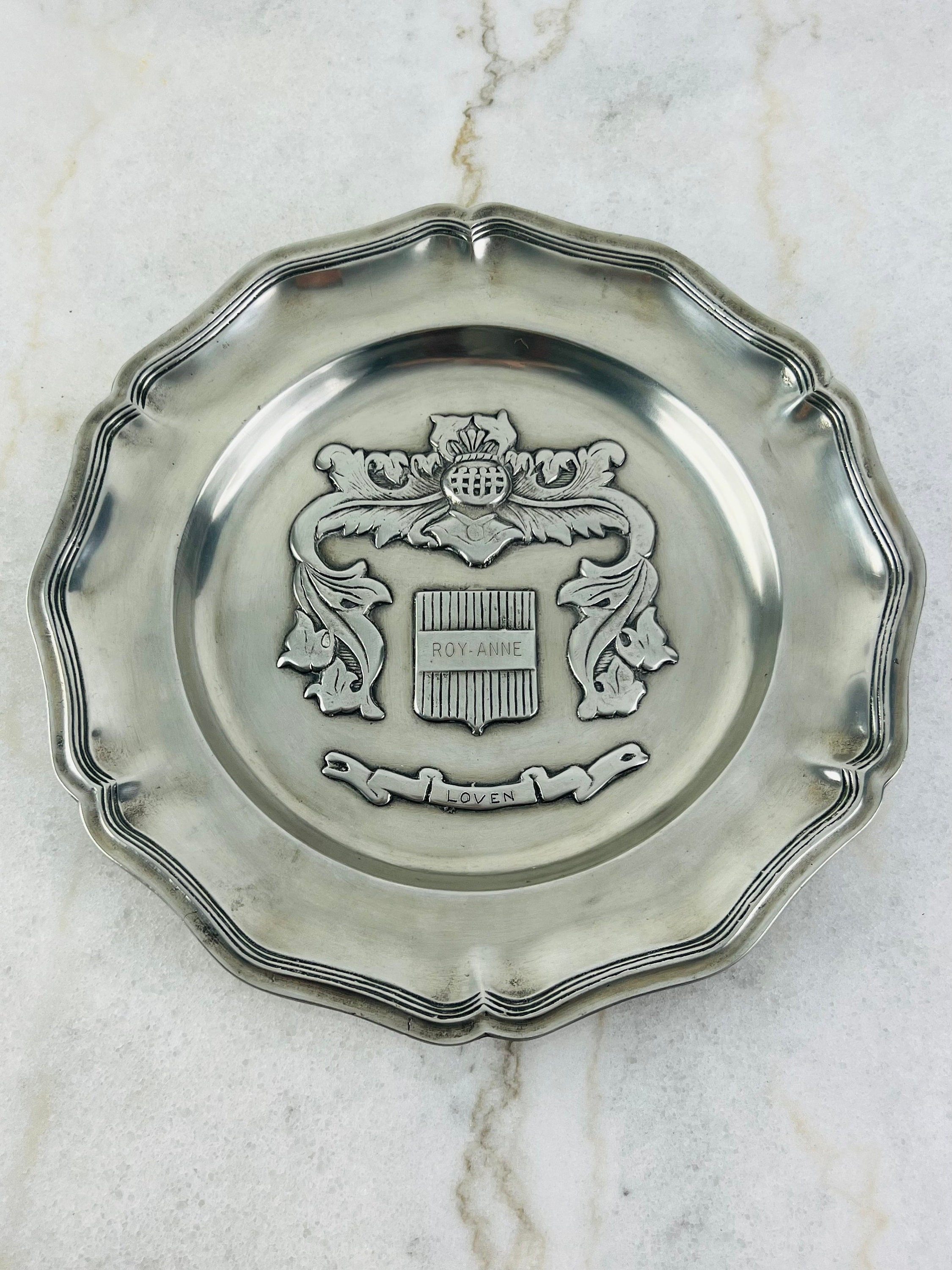 Les Potstainiers Hutois 錫製プレート LIEGE il_fullxfull.4825842937_frjo.jpg