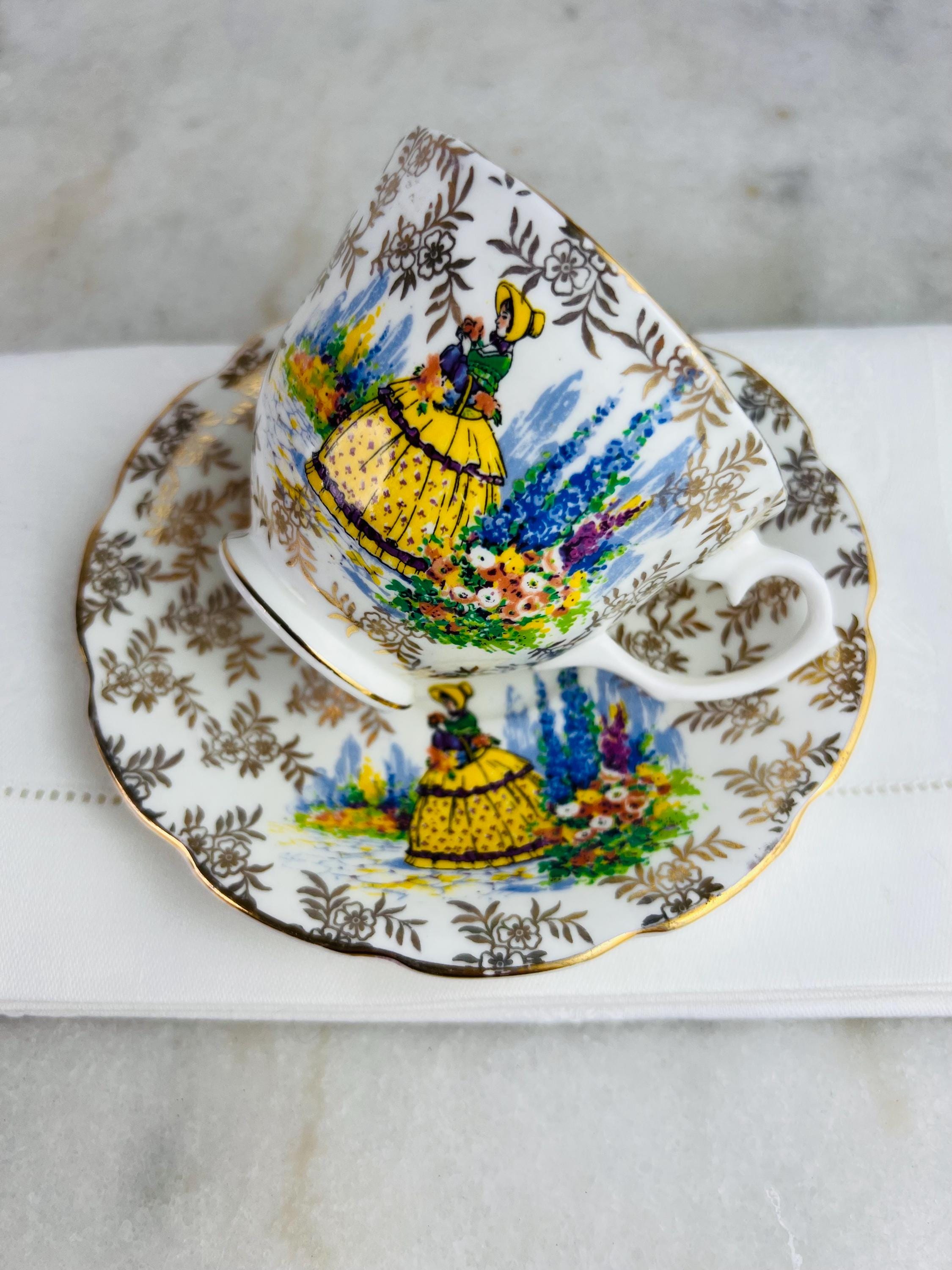 【値下げ】  Fine Bone China Vintage Regina Fine Bone China Teacup: 24K Gold Floral, Crinoline