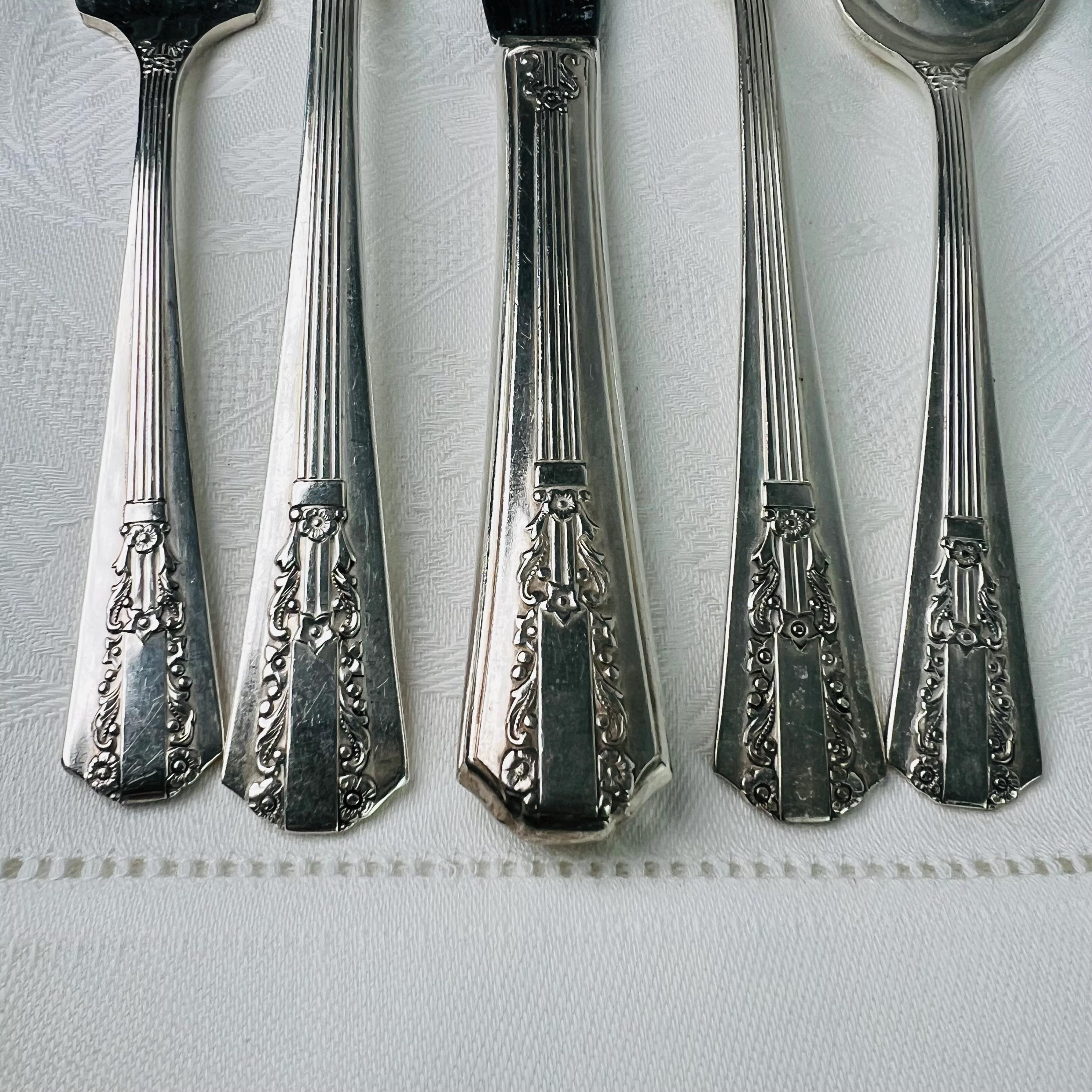 Wm A Rogers Oneida Lido Art Deco Silverware Set – 32 Piece Vintage