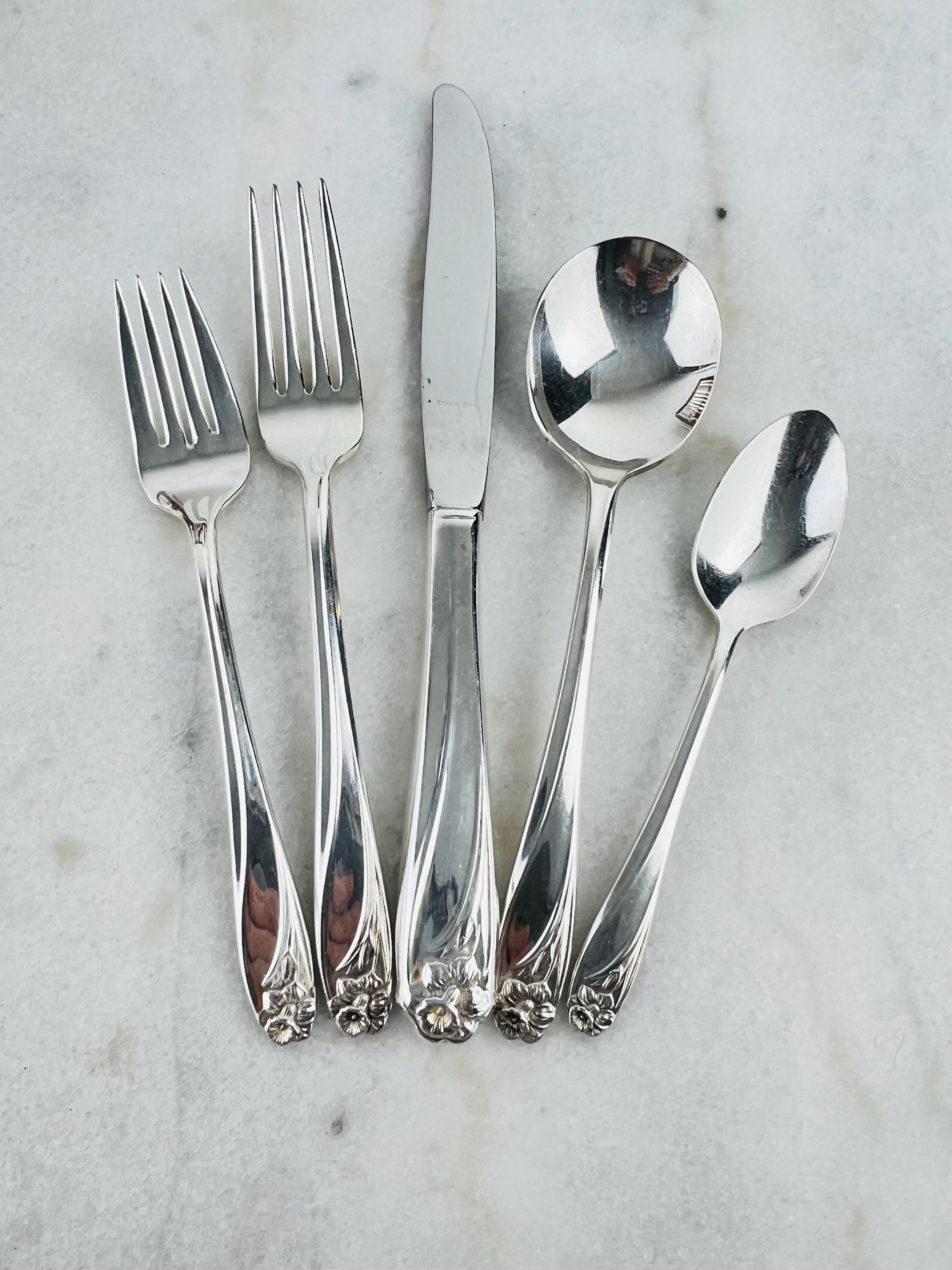 46-piece 1847 Rogers Bros Daffodil Silverware Set, Silverplate