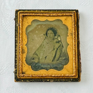 Antike viktorianische Daguerreotypie, 1800er Jahre Posh Junge Frau in Winterkleidung, Gutta Percha Koffer, Porträtfotografie Kanada, Sammlerstück, Geschenk