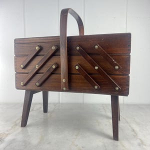 Meuble de couture accordéon vintage en bois teinté, 8 sections, extensible, rangement pliable pour organiser des travaux manuels, des accessoires de couture