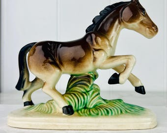 Escultura vintage de caballo rampante, figura de cerámica Nippon Yoko Boeki, decoración de mediados de siglo de la década de 1950.
