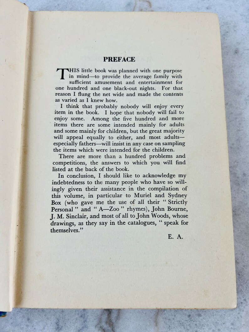 Peut inclure: Une page d'un livre intitul&eacute; "Pr&eacute;face" avec du texte sur le but du livre et les personnes qui ont contribu&eacute; &agrave; sa cr&eacute;ation. Le texte mentionne que le livre a &eacute;t&eacute; cr&eacute;&eacute; pour divertir les familles pendant les pannes de courant.