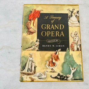 Puede incluir: Una portada de libro con fondo amarillo e ilustraciones de cantantes de ópera. El título es "A Treasury of Grand Opera" y el libro está editado por Henry W. Simon.